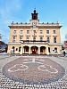 Bild: Das historische Rathaus von Ostrow-Wielkopolski mit dem Marktplatz. Heute ist hier das städtsiche Museum untergebracht. Die Stadtverwaltung hat ihren Sitz in einem neuen Gebäude
