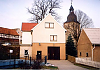 Bild: Das Hörninger Dorfgemeinschaftshaus mit den Feuerwehrräumen und der Kirche.