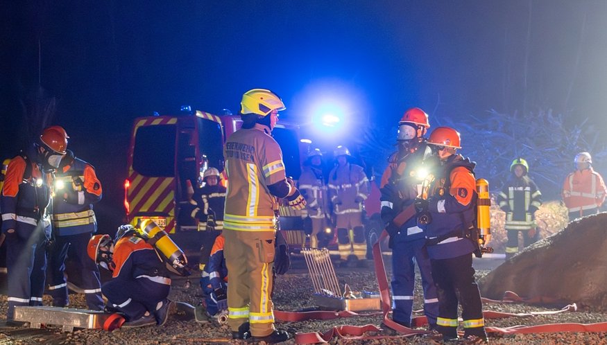 Jugendfeuerwehren der Stadt Nordhausen (Foto: Jugendfeuerwehr Nordhausen-Mitte) Bild: Die Jugendfeuerwehren der Stadt Nordhausen üben das Löschen eines Feuers.