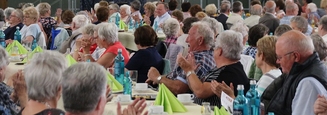 Senioren in Nordhausen (Foto: Stadtverwaltung Nordhausen) Bild: Senioren kommen in Nordhausen zum Seniorensommerfest zusammen.