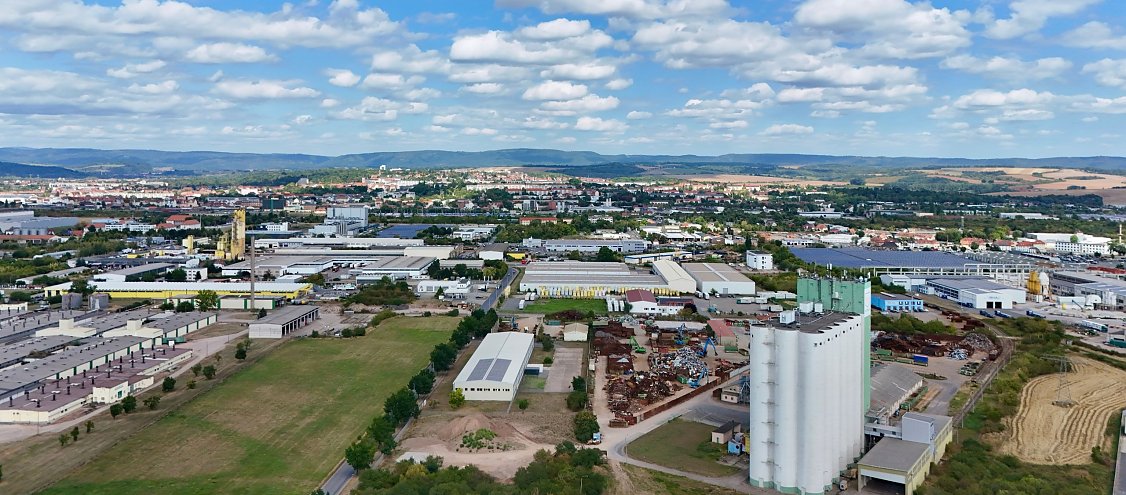 Wirtschaftsstandort Nordhausen (Foto: Stadtverwaltung Nordhausen) Bild: Zu sehen ist im Vordergrund das Gewerbegebiet Darrweg und im Hintergrund die Stadt Nordhausen.