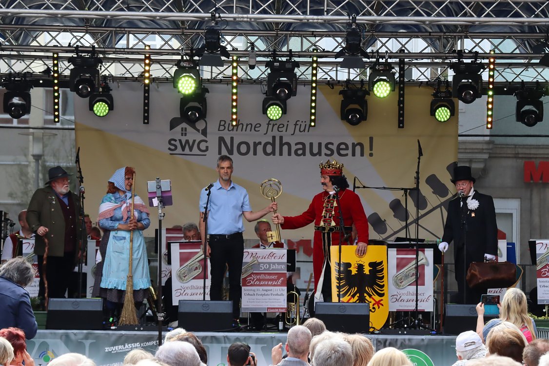 Eröffnung Rolandsfest (Foto: Stadtverwaltung Nordhausen) Bild: Schlüsselübergabe zur Eröffnung des Rolandsfests mit Oberbürgermeister und Rolandgruppe auf der Bühne am Markt.