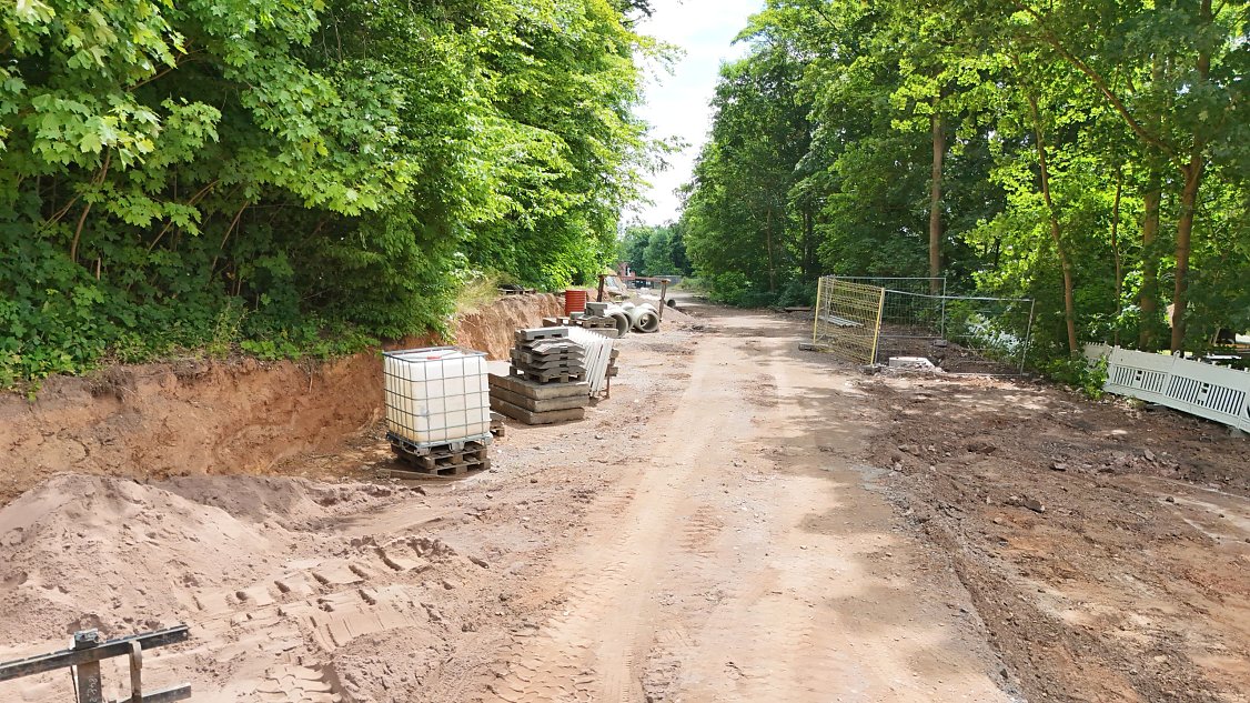Bild: Es ist eine Straße zu sehen, die saniert wird. 