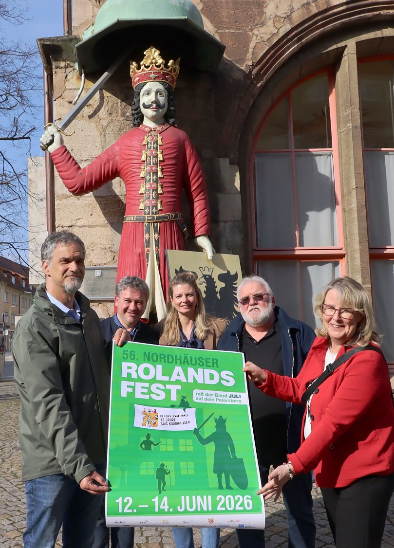 Bild: Die Hauptakteure der Pressekonferenz zum 56. Rolandsfest halten das Plakat zum Stadtfest.