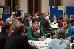 Bild: Diskussion der Teilnehmer an den Tischen