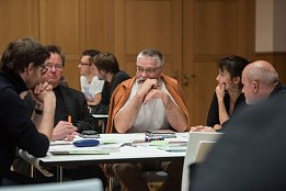 Bild: Diskussion der Teilnehmer an den Tischen