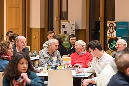 Bild: Arbeit an den Thementischen