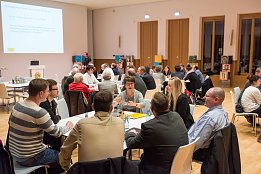 Bild: Arbeit an den Thementischen