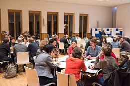 Bild: Arbeit an den Thementischen