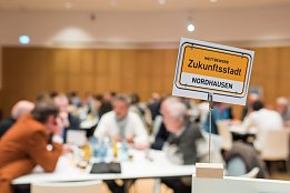 Bild: Arbeit an den Thementischen