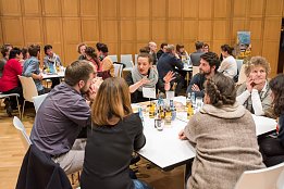 Bild: Arbeit an den Thementischen