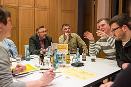 Bild: Arbeit an den Thementischen