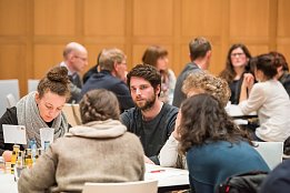Bild: Arbeit an den Thementischen