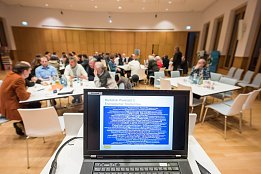 Bild: Arbeit an den Thementischen