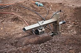 Bild: Wasserschneidsystem wird an Bombenblindgänger angebracht