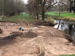 Bild: Wasserschneidsystem wird an Bombenblindgänger angebracht