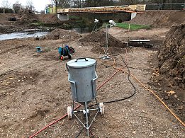 Bild: Wasserschneidsystem wird an Bombenblindgänger angebracht